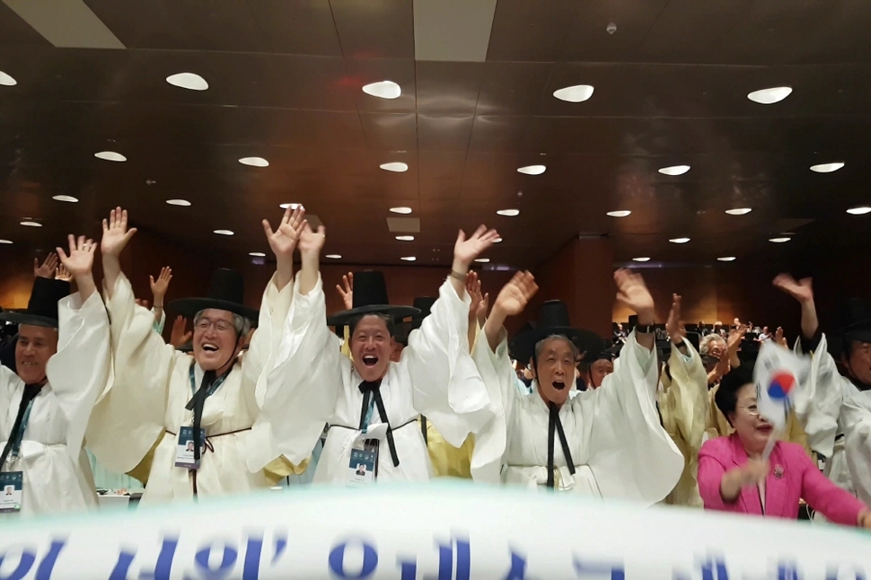 6일 오후 (현지시각) 아제르바이잔 바쿠에서 열린 제43차 세계유산위원회에서 “한국의 서원”이 세계유산으로 등재되자 서원 유사들과 관계자들이 기뻐하고 있다. 유네스코 세계유산위원회는 6일 오후 아제르바이잔 바쿠에서 열린 제43차 세계유산위원회에서 “한국의 서원”을 세계유산목록에 등재하기로 최종결정했다. 이로써 우리나라는 14개소의 세계유산을 보유하게 됐다. [문화재청 제공]