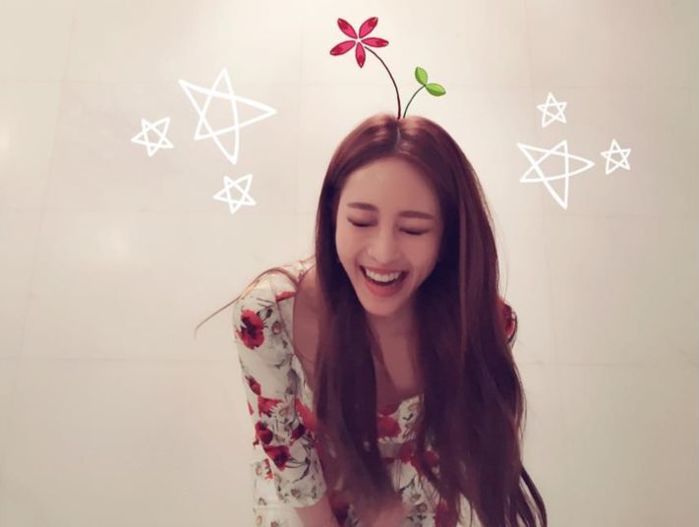 큰 입과 시원시원한 미소가 매력적인 여자 연예인 8인