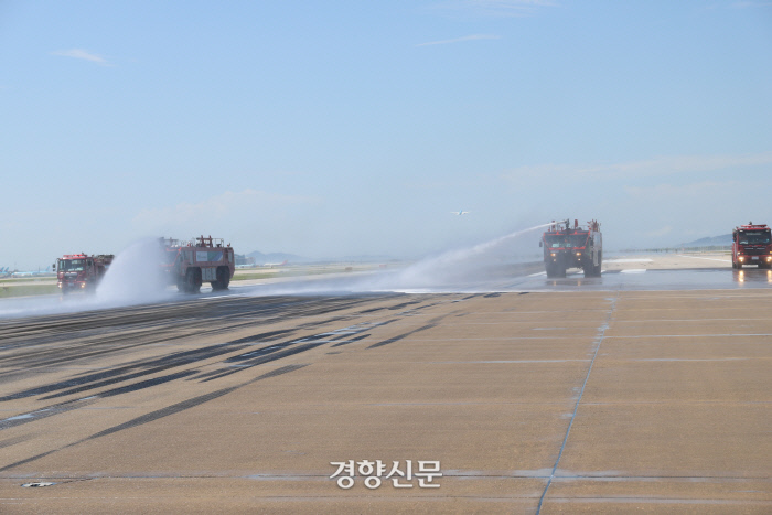 인천지역에 폭염특보가 내려진 9일 인천공항 제2활주로에서 인천공항 소방대 특수 소방차량과 살수차가 활주로에 물을 뿌리고 있다.|인천국제공항공사 제공