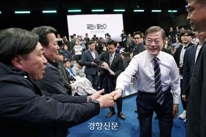 문재인 대통령이 11월 19일 저녁 서울 마포구 상암동 MBC 미디어센터에서 열린 ‘국민이 묻는다, 2019 국민과의 대화’를 마친 뒤 참석자들과 악수를 하고 있다. / 청와대 사진기자단