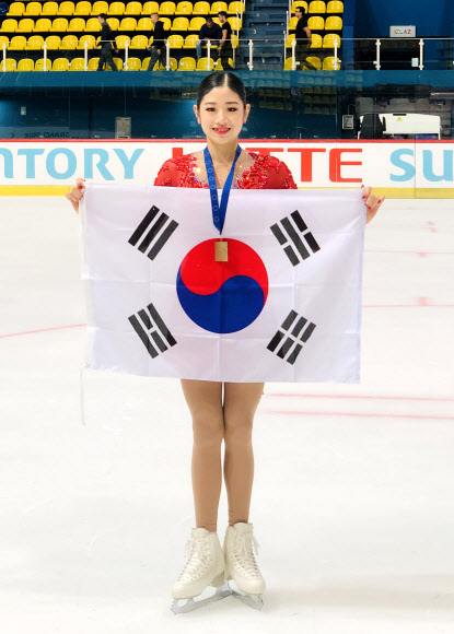 한국 피겨 여자 싱글 이해인이 29일(한국시간) 크로아티아 자그레브에서 열린 2019~2020 국제빙상경기연맹(ISU) 주니어 그랑프리 6차 대회에서 우승한 후 태극기를 펼쳐 보이고 있다.  올댓스포츠 제공