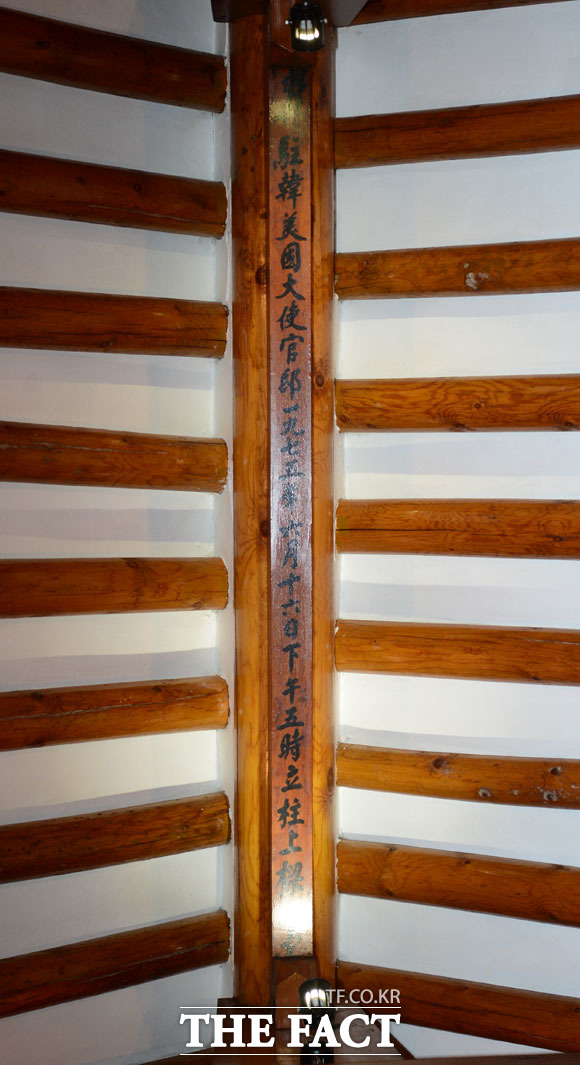 1976년 전통 한옥 기와집으로 개축한 하비브하우스는 전 세계 미국 대사관저 중 유일하게 주재국의 전통 건축양식을 따랐다.