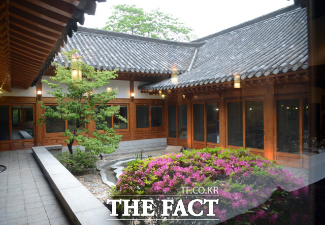 ㅁ자 구조 한옥 관저 안뜰  가운데는 포석정을 재현한 연못도 있다.