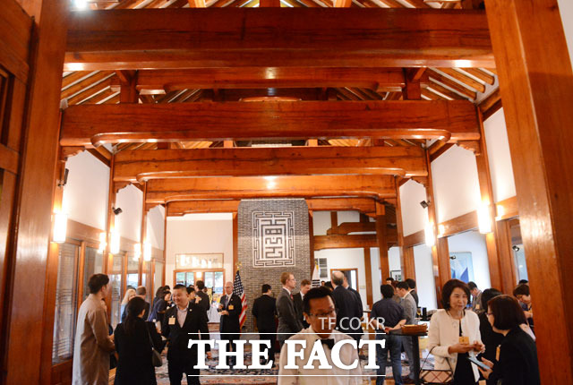 중앙 접견실 벽난로에 새겨져 있는 한자 편안할 녕