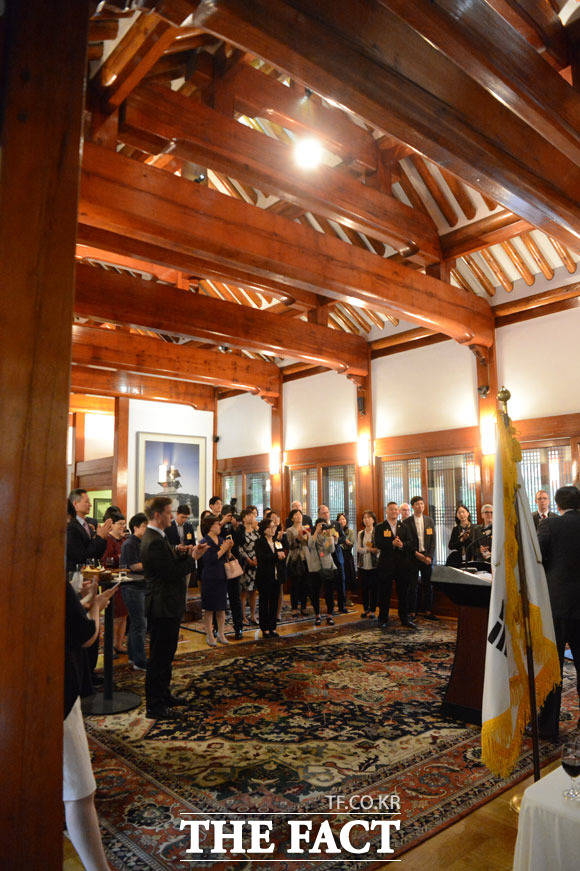 미국산 전나무 내부는 한옥과 서양식을 결합했는데, 미국 오리건주에서 공수해온 더글라스 전나무로 대들보와 서까래를 세웠다.