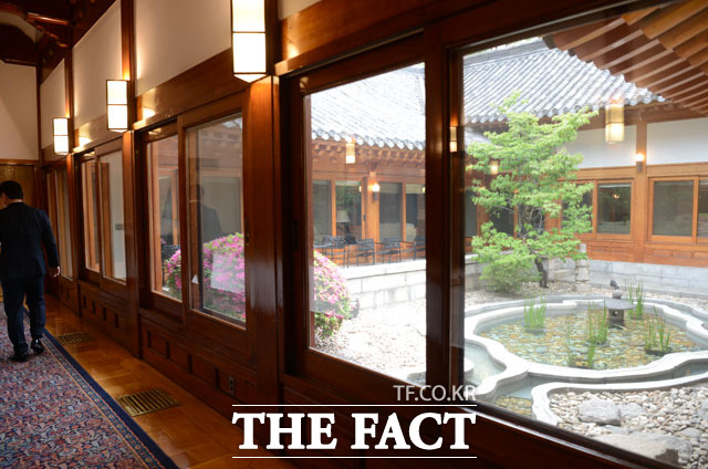 경주 포석정을 재현한 연못