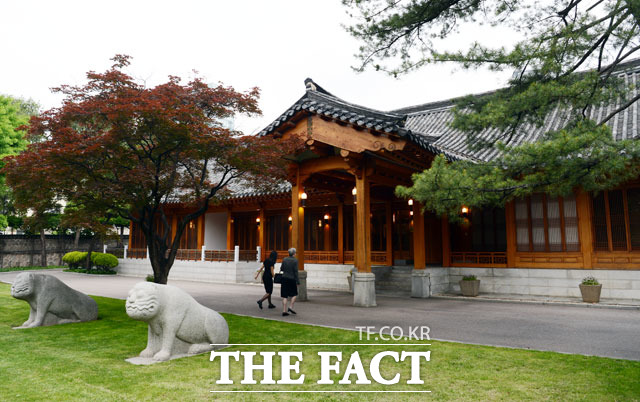 주재국 건축양식 따른 서양 최초의 외국 공관 1883년 서울 정동에 서양 최초로 외국 공관인 미국공사관이 세워졌다. 1976년 전통 한옥 기와집으로 개축한 주한미국대사관저(하비브하우스)는 전 세계 미국대사관저 중 유일하게 주재국의 전통 건축양식을 따랐다. /이효균 기자