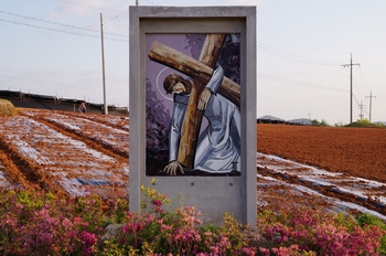 성지 가장자리에 400m 길이로 십자가의 길이 조성되어 있다.