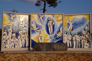 야외제대와 최여겸 순교자의 활동상을 담고 있는 벽면 모자이크 색유리화.