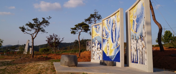 야외제대에서 입구 방향인 순교 현양탑 쪽을 바라본 모습.