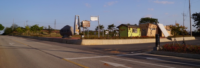 도로변 성지 입구에서 본 모습. 입구에는 주차장과 화장실 등이 설치되었고, 성지 내에는 순교 현양탑과 야외제대, 십자가의 길 등이 조성되어 있다.
