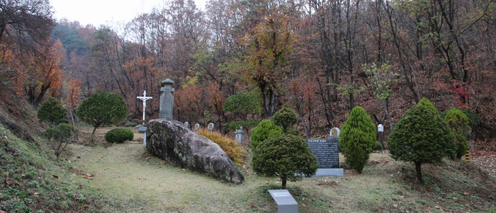 사적지 전경. 신앙고백비와 야외제대 맞은편에는 대형 십자가가 있고, 둘레에는 십자가의 길이 조성되어 있다. 사적지 전경. 신앙고백비와 야외제대 맞은편에는 대형 십자가가 있고, 둘레에는 십자가의 길이 조성되어 있다.