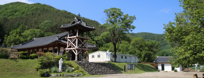 고산 성당의 전신인 되재 성당 전경. 고산 성당의 전신인 되재 성당 전경.