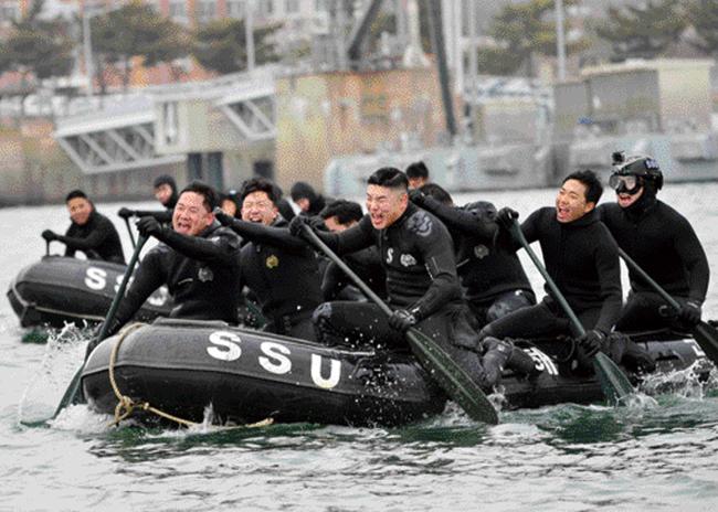 20일 해군2함대 내 군항 일대에서 7구조작전중대 대원들이 혹한기 내한훈련의 하나로 고무보트 패들링 훈련을 하고 있다.  부대 제공