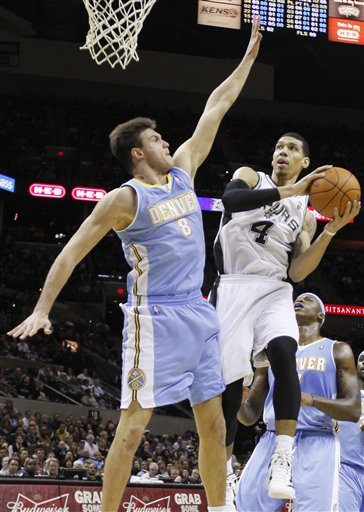 San Antonio Spurs' Danny Green, Front Right, Shoots