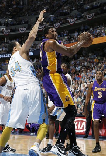 Los Angeles Lakers Center Andrew Bynum, Right, Goes