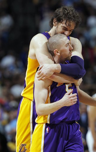 Los Angeles Lakers Guard Steve Blake, Front, Is