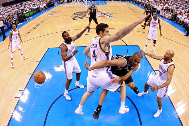 Tony Parker #9 Of The San Antonio Spurs Passes