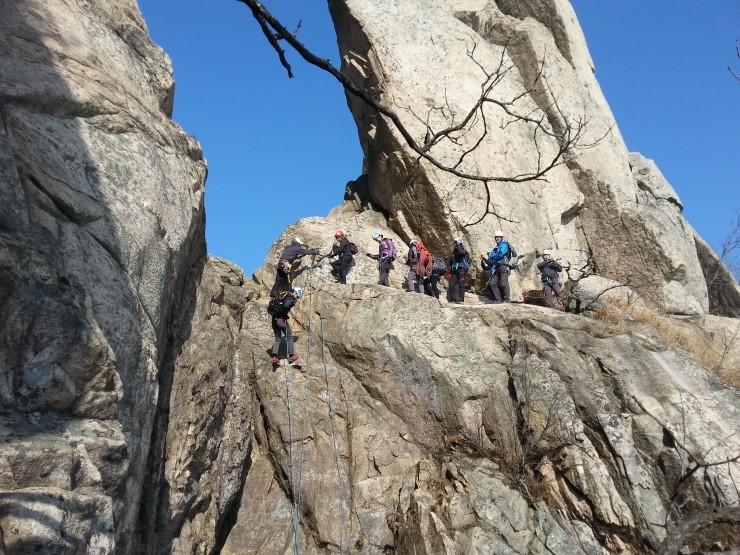 [젊은 산악인들의 모임] 북한산 만경대 릿지산행을 다녀온 어대장과 젊은 산악인들의 모임/ 호상사/ 서울등산학교/ 바스큐