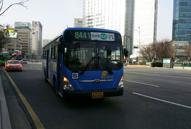 8441번 버스가 양재역 정류소에 정차하고 있다