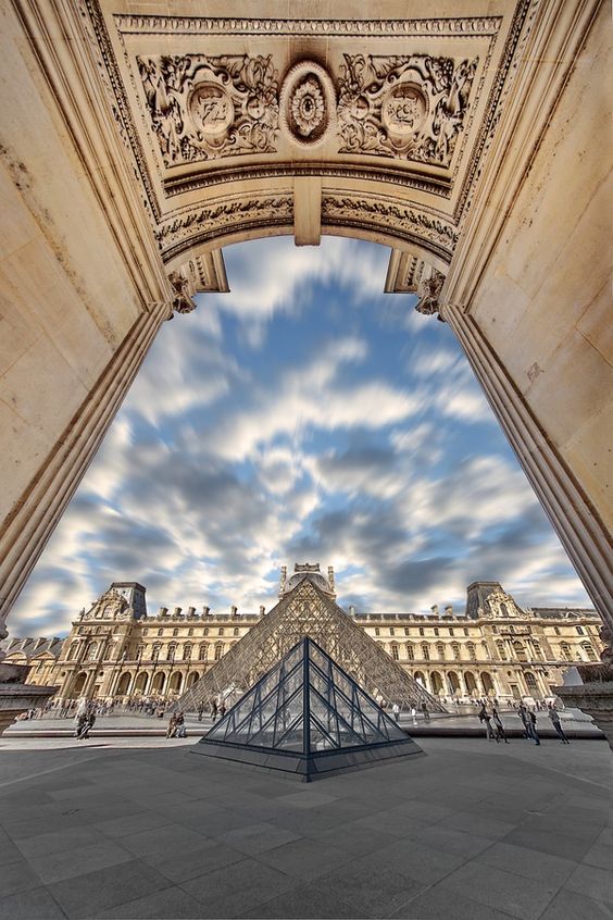 루브르, 파리의 코너