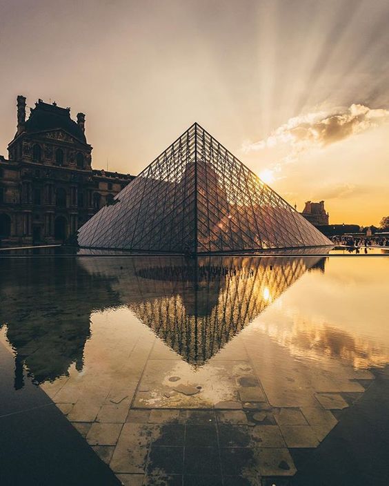 루브르, 파리의 코너