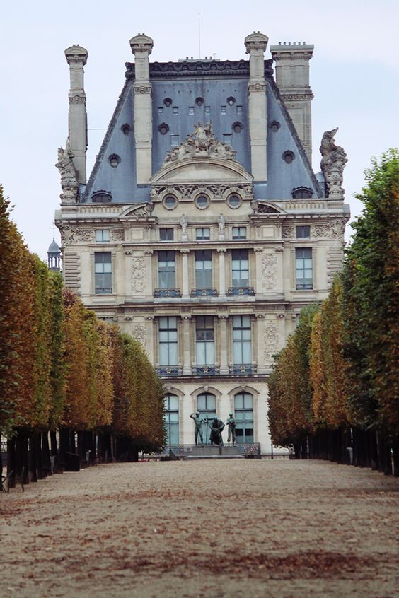 루브르, 파리의 코너