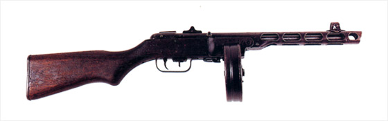 구 소련의 PPSh-41 기관단총. 6·25 당시 북한군 보병사단은 흔히 ‘따발총’이라 불리는 이 기관단총을 2,100여 정 정도씩 보유했다.현재 국내의 각종 안보 기념관에 20정 이상이 남아있다.