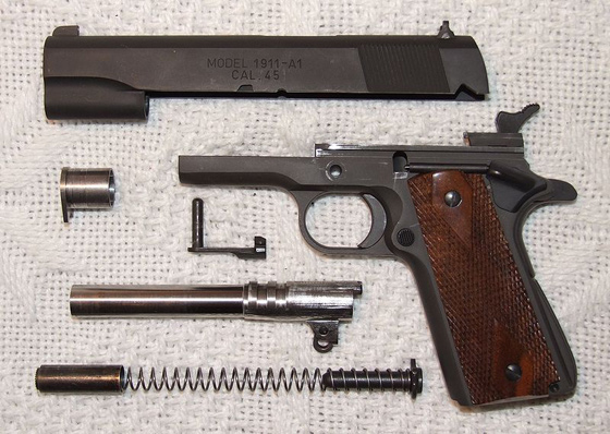 분해된 M1911A1의 모습. 구조가 간단명료함을 알 수 있다.