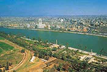 나일강을 끼고 있는 지금의 카이로 원경