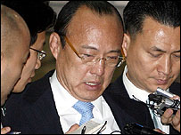 Kim Seung-youn leaves a police station after questioning on 30 April 2007