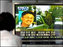 TV screen showing Shim Sung-Min at a railway station in Seoul - 31/07/07