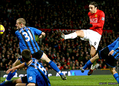 Dimitar Berbatov fires Manchester United ahead