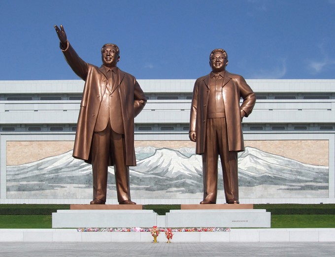 평양 만수대에 세워진 김일성과 김정일의 동상.jpg