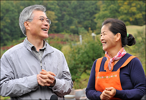 충북 음성 수정산농원을 방문한 문재인 후보가 농원 주인인 남궁영자씨와 귀농에 대해 얘기를 나누다 크게 웃고 있다.,