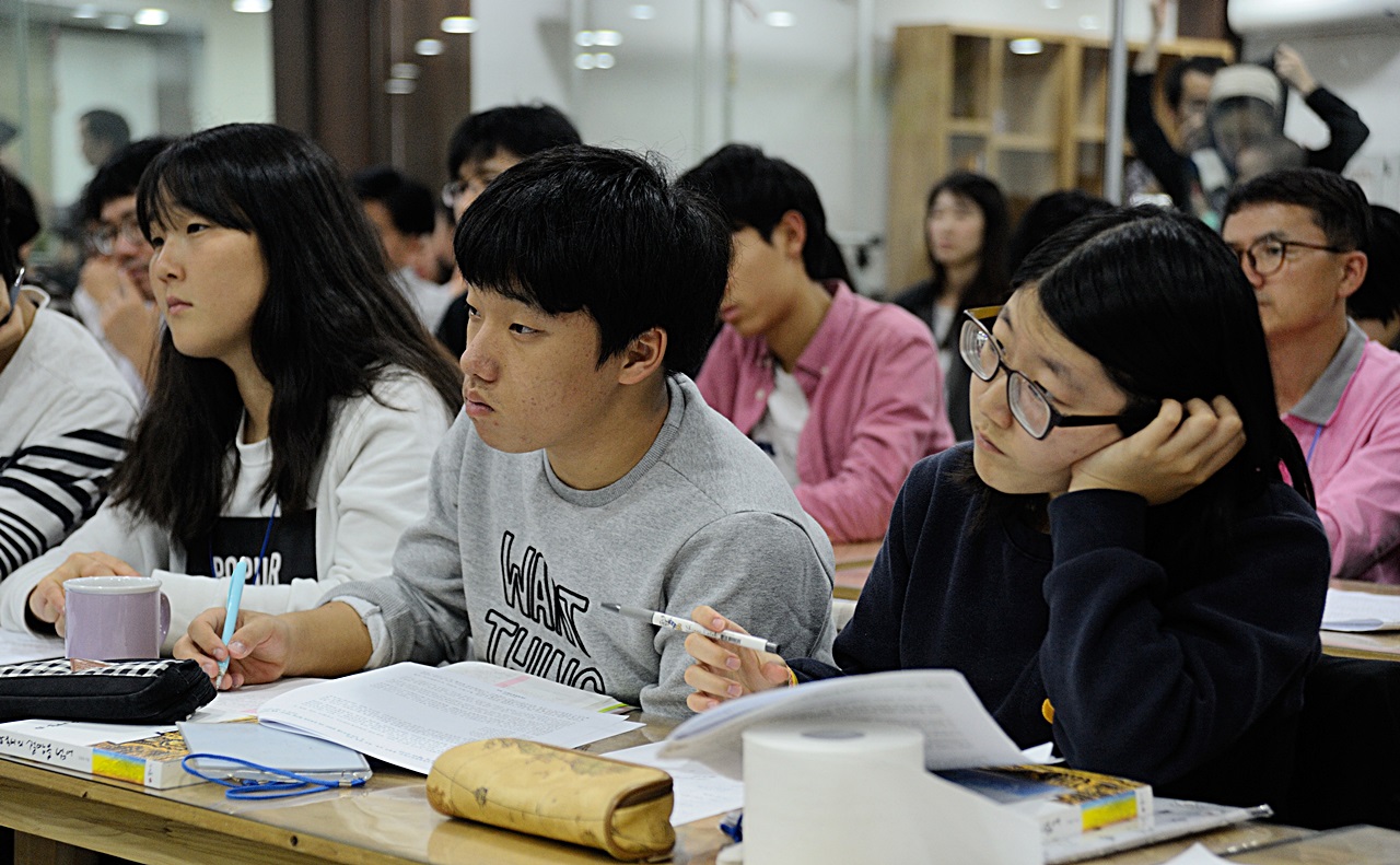 김삼웅 선생은 식민지 근대화론이 득세하는 현실을 극복하기 위해 '열린 민족주의'로 나아가야 한다고 했다.
