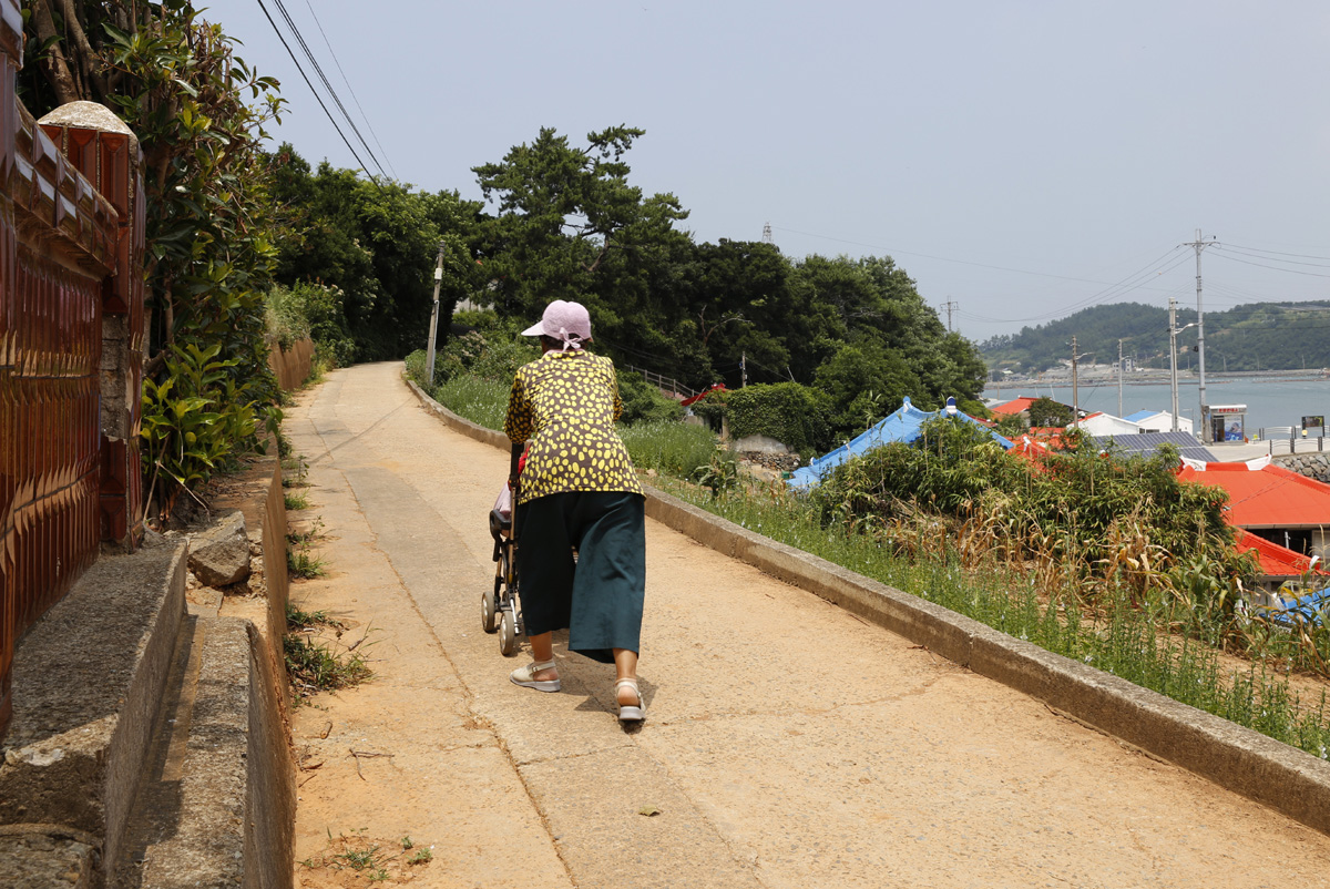  연홍도 풍경은 물론 마을길을 걷는 주민의 뒷모습까지도 아름답다. 연홍도는 예술의 섬, 미술의 섬으로 자리잡고 있다.