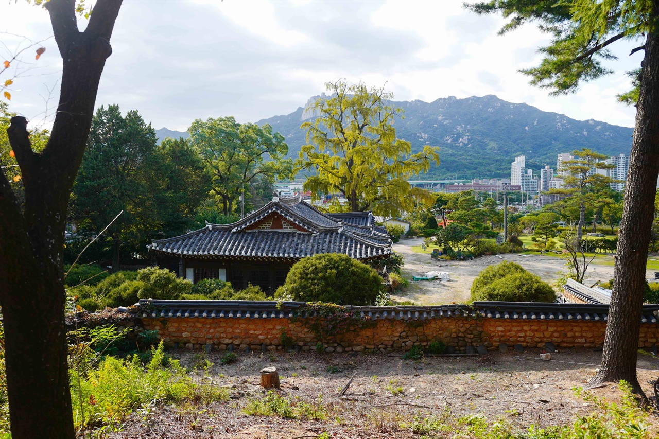 서계 박세당 고택 전경 묘역에서 바라본 고택 전경, 앞으로 도봉산이 한 눈에 보이고  뒤로 수락산이 감싸고 있다. 