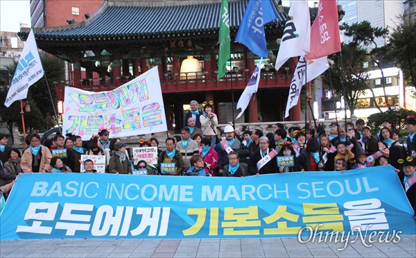  26일 '국제기본소득행진(Basic Income March)'에 참여한 기본소득 지지자들이 서울 종로 보신각 앞에서 핸드프린팅으로 만든 현수막을 배경으로 기념사진을 찍으면서 ‘불로소득 나눠 갖자’, ‘모두에게 기본소득’을 힘차게 외쳤다. 이날 전 세계 10개국 26개 도시에서 동시에 행진이 벌어졌으며, 서울 대학로에서 보신각까지 진행된 행진에 150여 명의 지지자들이 참여했다.