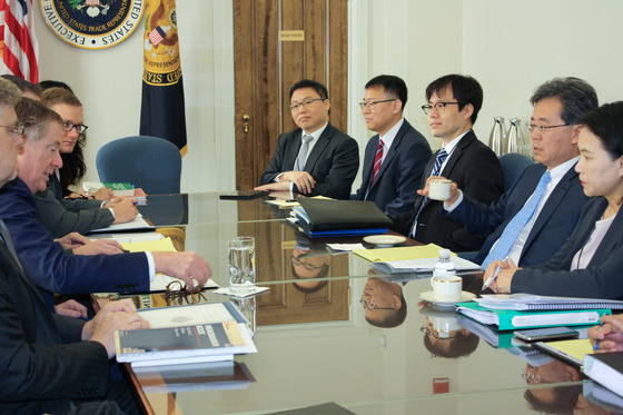 김현종 통상교섭본부장(오른쪽 둘째)과 로버트 라이트하이저 미 무역대표부(USTR) 대표(왼쪽 둘째)가 지난 4일(현지시간) 워싱턴DC USTR에서 제2차 한·미 자유무역협정(FTA) 공동위원회 특별회기 회의를 하고 있다. 이번 회의는 1차 공동위가 서울에서 열린 지 한 달 반 만에 열렸다. [사진 산업통상자원부]