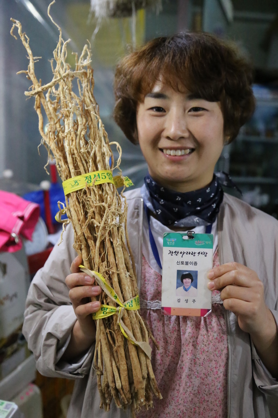 정선군이 국산품만 취급한다고 인증한 신토불이 상인. 정선아리랑시장에선 이 ‘신토불이증’을 목에 걸고 영업한다.