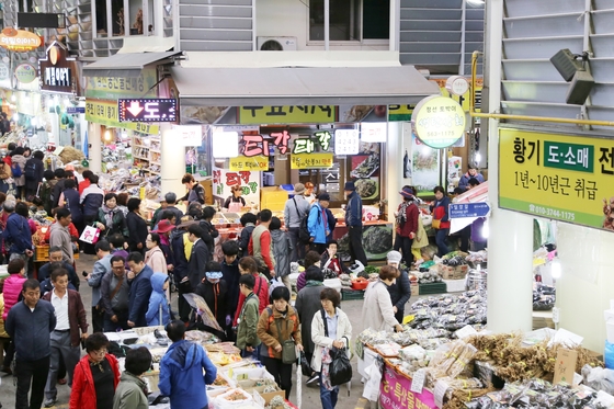 한 해 65만~70만 명이 방문하는 정선아리랑시장. 오일장이 열리는 날 저잣거리는 더욱 북적인다. 정선 특산품인 산나물과 약초를 살 수 있고 강원도 향토음식을 맛보며 시장 놀이를 즐기기 좋다.