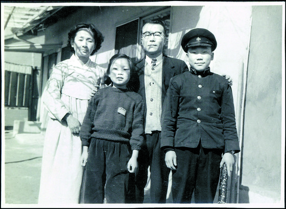 중학교 졸업식 날 가족사진. [사진 피수영]