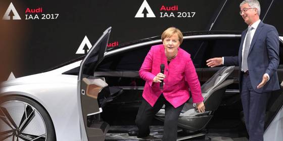 지난해 프랑크푸르트 모터쇼시장를 아우디 부스에서 시승을 하는 앙겔라 메르켈 독일 총리(오른쪽).