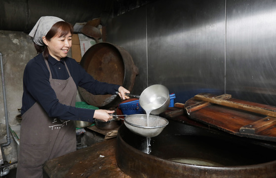 조선옥 3대 사장 김진영씨. 정년 없는 노포의 법칙을 만들어간다. 김경빈 기자