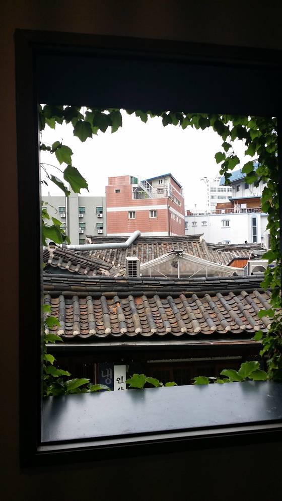 인사동 쌈지길에서 바라본 모습.서울은 과거와 현재가 공존한다. [사진 손웅익]