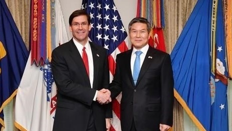 Mark Esper (L) and Jeong Kyeong-doo (R) (Yonhap)