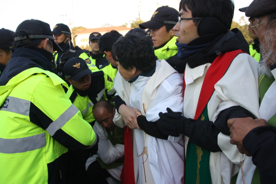 Catholic priests suffer-Hyun-Woo