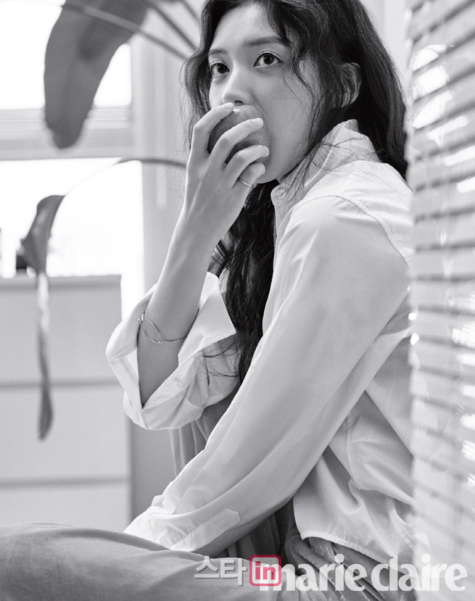 채서진, 흑백 화보서 청순미 `물씬`