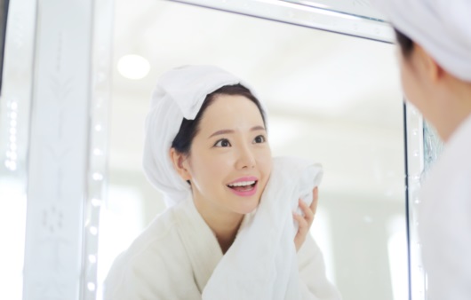 목욕 후 거울보는 여성